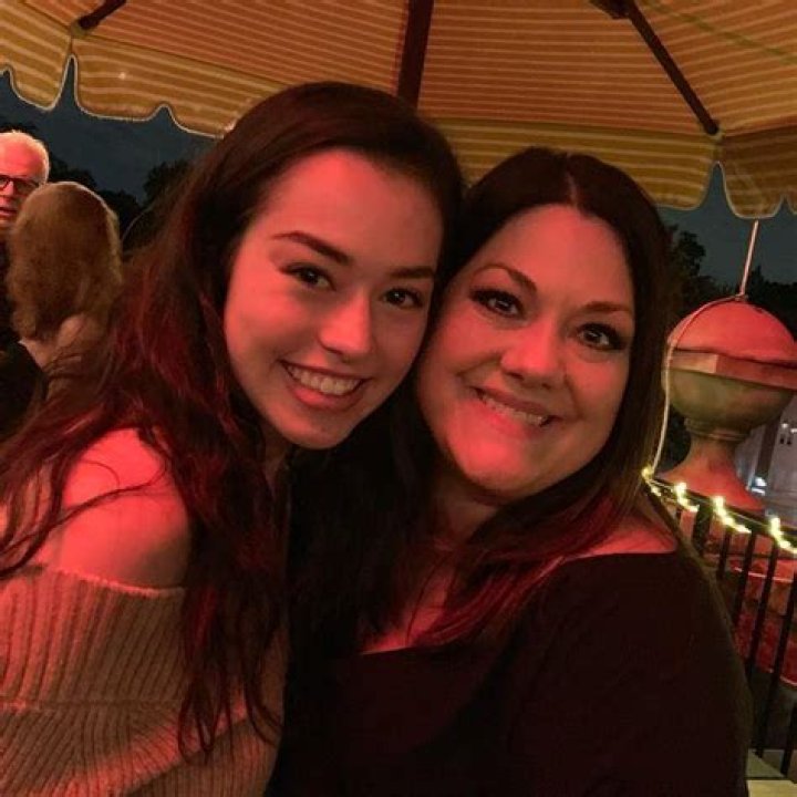 Brooke Elliott Biography, Age, Height, Family, Husband & Net Worth