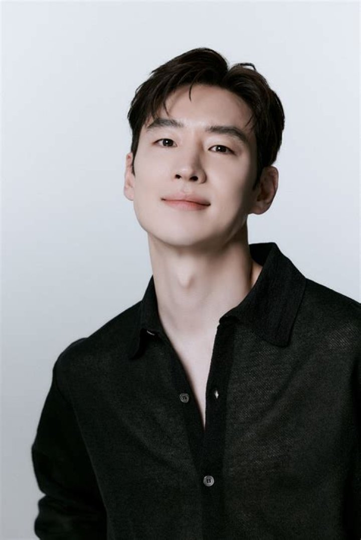 Lee Je-hoon - Bio, Age, height, Wiki, Facts and Family ·