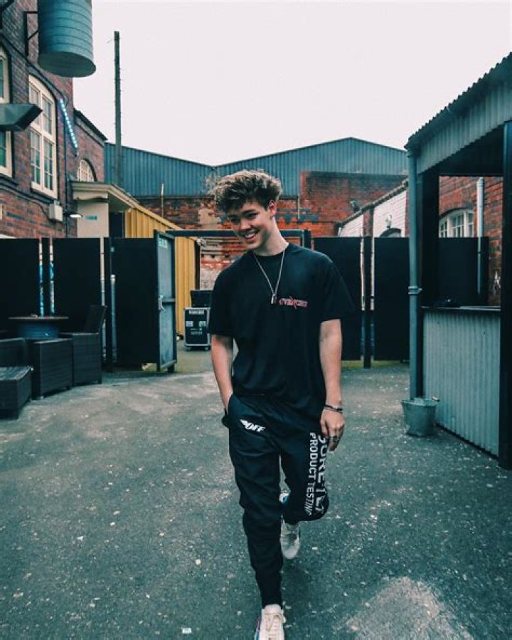 Who is Zach Herron? Wiki, Age, Height, Family, Net Worth, Girlfriend